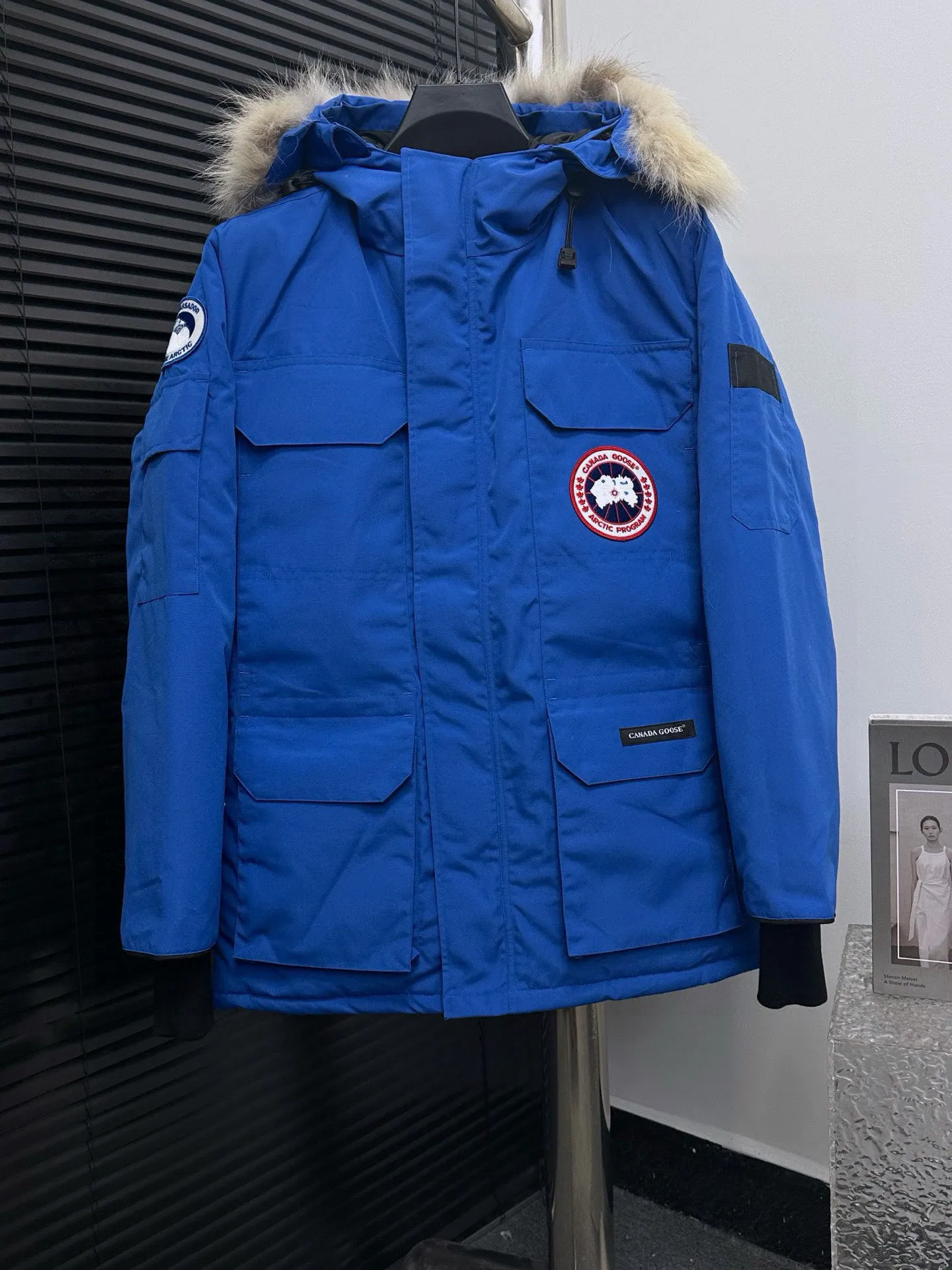 P780 Top Purchasing Version (Wolf Hair Optional) 🇨🇦CANADA GOOES 24 new models 08 models/couple models Factory direct supply: supplying global purchasing agents, micro-business, entities, Tmall, high-end stalls and studio cooperation, free shipping! Canada Goose Expedition Parka 2008 is the same style for men and women. It is mid-length and the most timeless classic. All Arctic and Antarctic scientific expedition teams choose Canada Goose as their cold-proof equipment. It is the Rolls-Royce of down jackets. ➖ Industry-leading anti-counterfeiting chip sensing. ➖ Imported Behringer embroidery machines and customized embroidery labels, the highest level and industry leading. ➖ Imported Korean 21-count polyester-cotton blended original fabric, TC85 waterproof coated fabric, water-repellent, windproof and wear-resistant. ➖ The new national standard 80 white duck down is filled with an average of 520 grams of down. The amount of down filled is industry-leading. ➖ 100% nylon lining with double double-layer sealing design to prevent velvet running, and seamless thread design on the cuffs! ➖ Western Canadian Green Wolf Collar. ➖ Yoshida YKK provides original factory-customized electroplated sliders. YKK two-way lockable zippers are tight and smooth and do not peel off paint. ➖ 3M composite Velcro is durable and the accessories and hardware are all custom-made. Note: Our copywriting is only simple and clear. Instead of bragging about the copywriting, it is better to compare and understand with samples. Only for the purest goose, the most dedicated, the most professional, the highest quality, the highest cost performance!  Size:XS-XXL